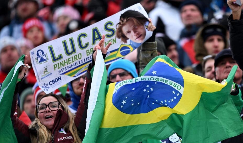    Поклонники Лукаса Пинейро Браатена из Бразилии празднуют золото горнолыжника в мужском гигантском слаломе REUTERS/Анжелика Вармут