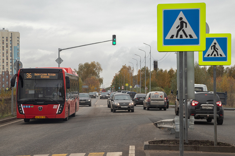    «Давка в утренние и вечерние часы в автобусах маршрутов №36 и 62 — это уже общее явление. В 36-м тесно, но он хотя бы чаще ходит, а 62-й — довольно редко».   
Фото: «БИЗНЕС Online»