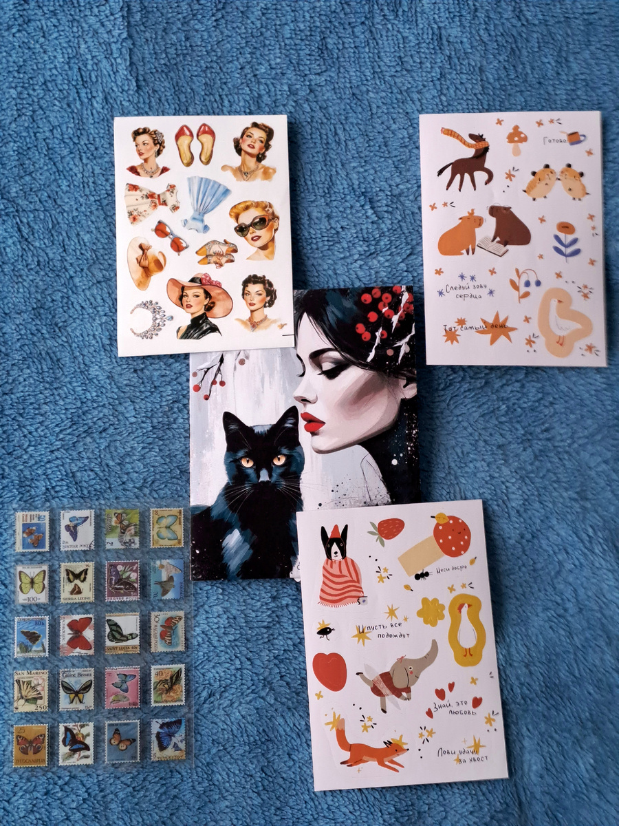 Посередине этот же конверт, только с другой стороны, по углам графы для заполнения адресов. Наклейки уже изнутри достала. Матвей у меня облюбовал со зверушками, сама я к ним равнодушна,  но с бабочками под марки очень необычные 😁