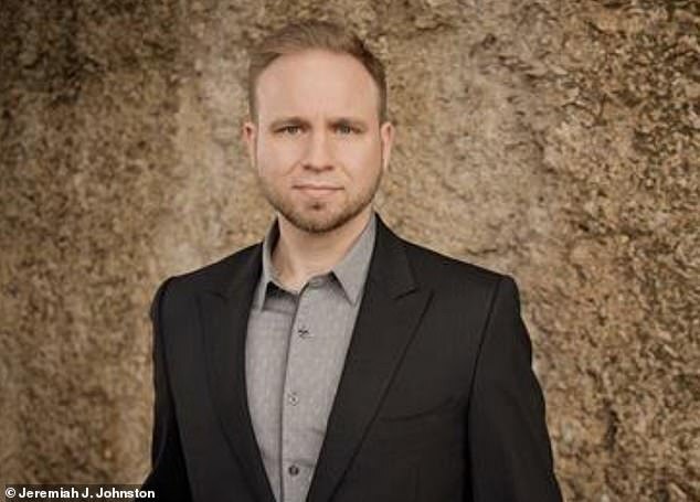 Доктору Джереми Джонстону выпала редкая возможность подержать в руках три фрагмента, заключенные в простую рамку, — событие, которое, по его словам в интервью Daily Mail, изменило его жизнь.