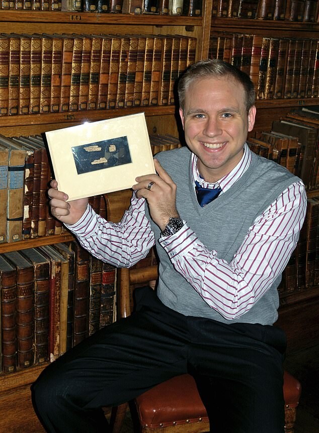 Доктор Джонстон смог подержать в руках три фрагмента, помещенные в раму, во время посещения Старой библиотеки Магдален-колледжа в Оксфорде.