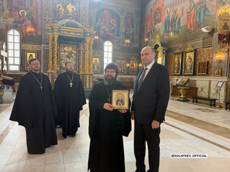    Евгений Солнцев передал в собор Астаны икону Зосимы Оренбургского Оренбуржье