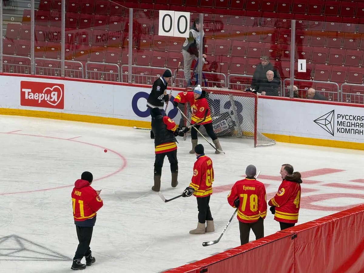 Раньше в хоккей в валенках играли мальчишки почти каждого двора |Фото:м Челгид