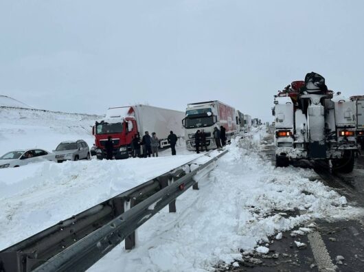    Трасса М-4 в снегу//Фото из телеграм-канала Василия Голубева