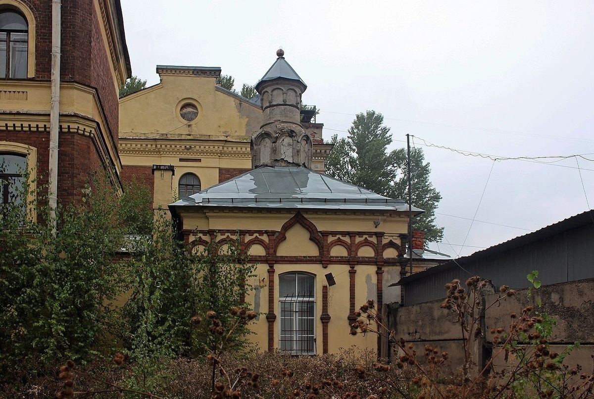 Здание богадельни Елисеевых при Большеохтинском кладбище (Санкт-Петербург).