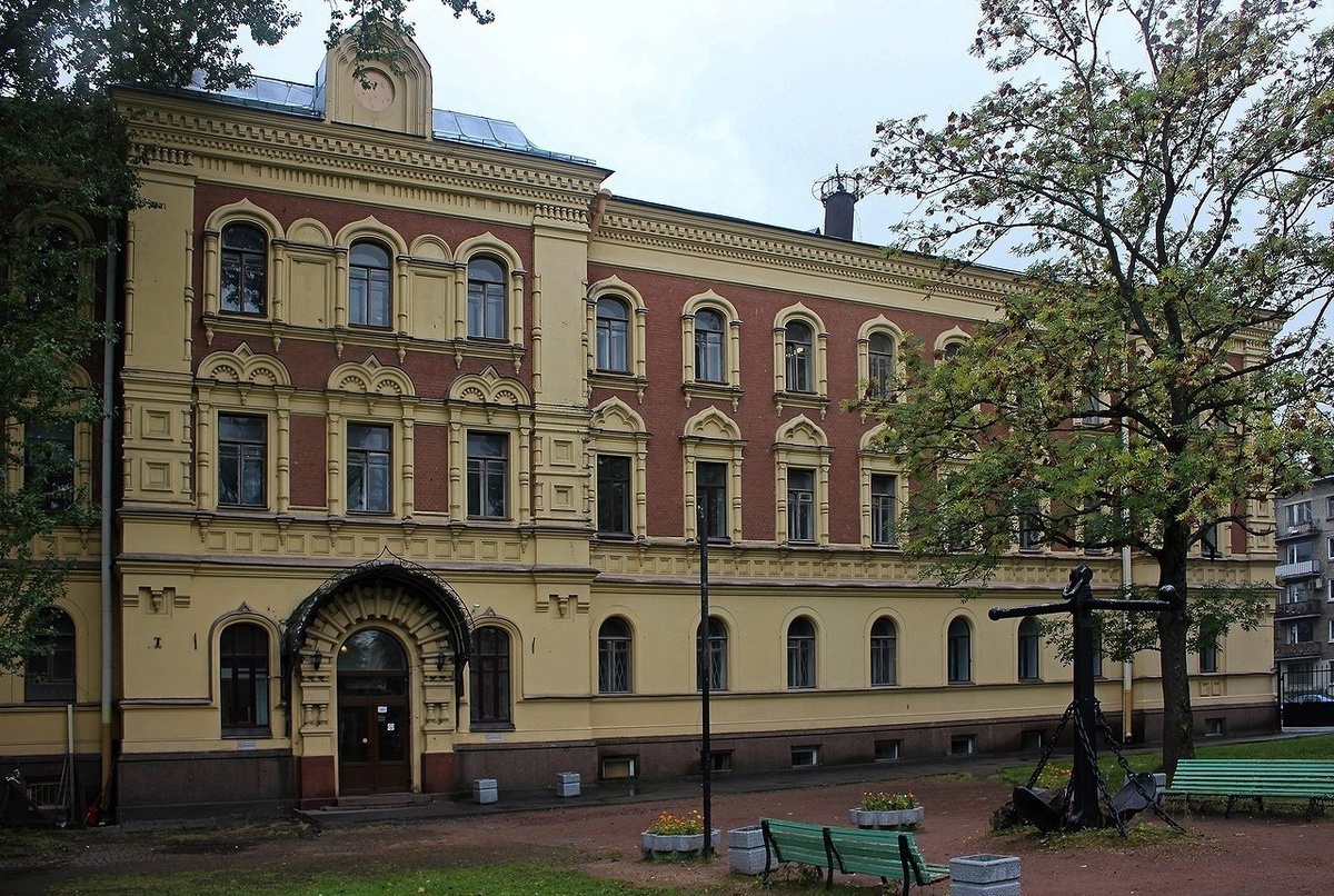 Здание богадельни Елисеевых при Большеохтинском кладбище (Санкт-Петербург).