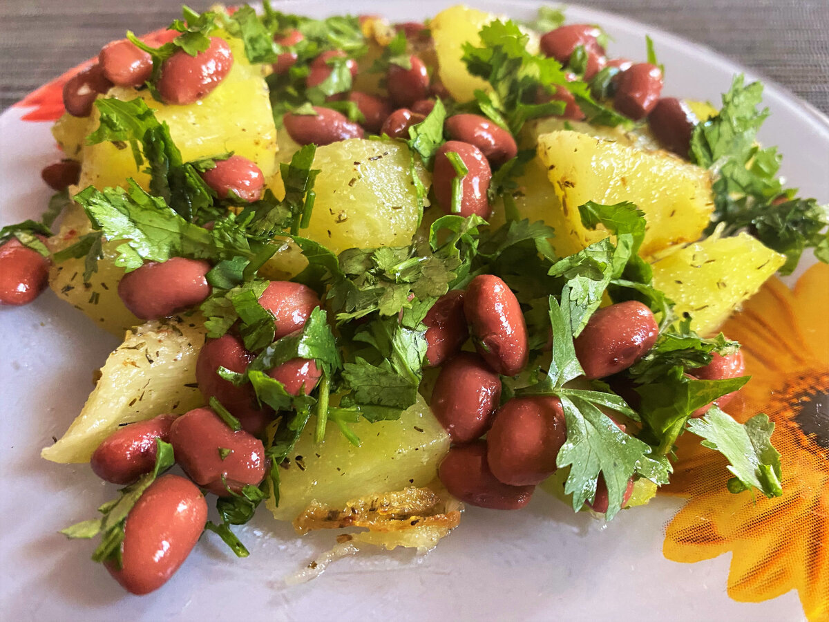 салат с запеченным кабачком и фасолью с зеленью