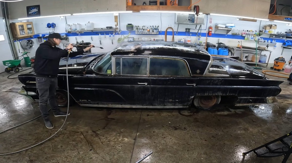    На первый взгляд кажется, что автомобиль безнадежен, но владелец решил устроить ему глубокий детейлинг