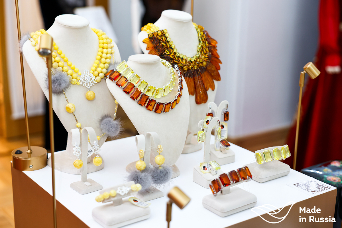 АО «Калининградский янтарный комбинат» (входит в холдинг «РТ-Финанс» Госкорпорации Ростех), крупнейшее в мире предприятие по добыче и переработке янтаря, успешно прошло сертификацию в рамках программы «Сделано в России». Бесплатный сертификат программы в категории «Надежность» от Российского экспортного центра (РЭЦ, Группа ВЭБ.РФ) получили полуфабрикаты из янтаря (камень, подготовленный для производства сувенирной продукции и бижутерии).