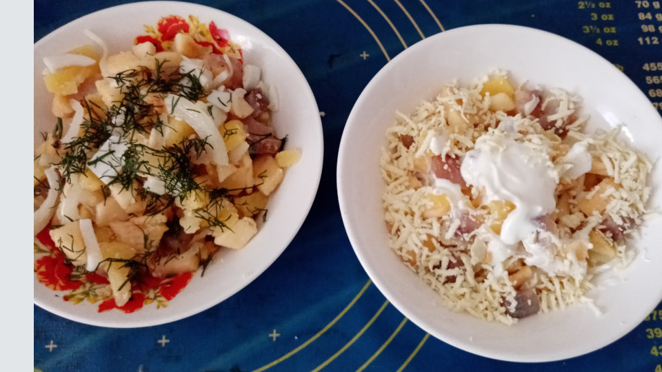 Два салата на одной основе с разной заправкой