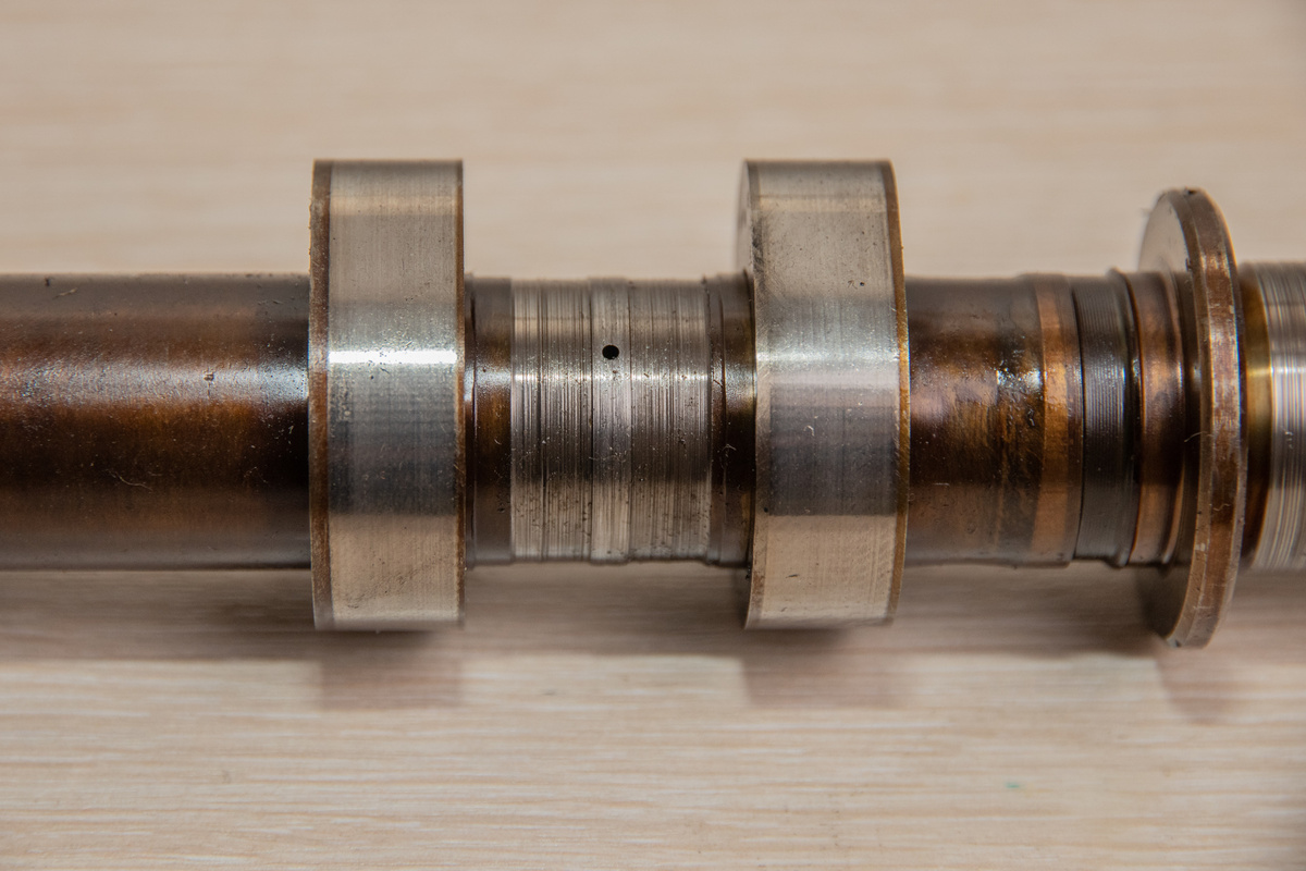 Задранные шейки распределительного вала из-за закупоривания отложениями масляных магистралей мотора.