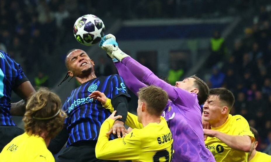    Голкипер «Буде-Глимт» Никита Хайкин опережает Мануэля Аканджи. Фото: REUTERS/Claudia Greco