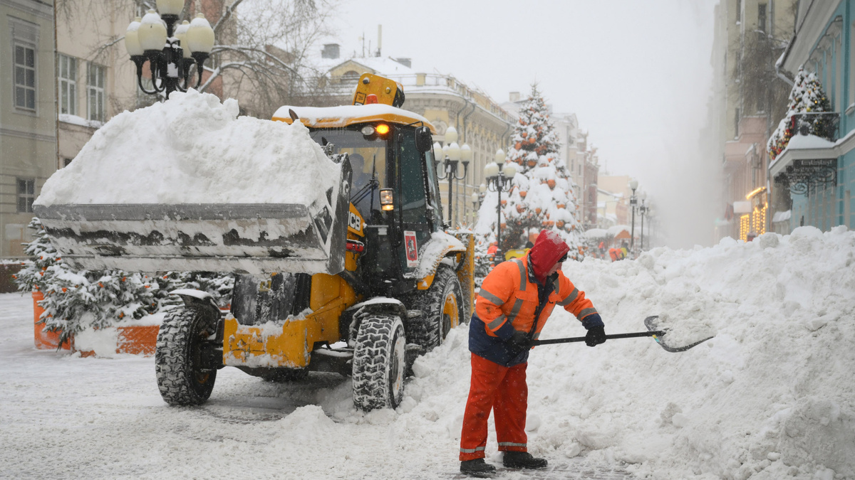   Зима снег погода сугробы дворник Москва РИА