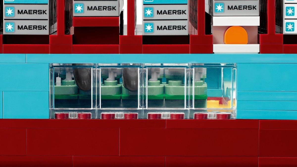    Помимо корпуса с контейнерами, модель делает акцент на деталях конструкции самого Ane Maersk