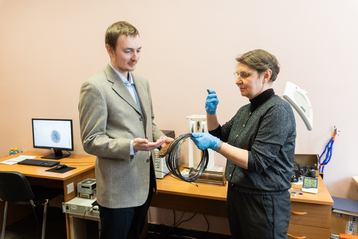 Григорий Мельников (слева) и Галина Курляндская (справа) с коллегами УрО РАН создают недорогие наночастицы, перспективные для прикладных применений. Фото: Родион Нарудинов.