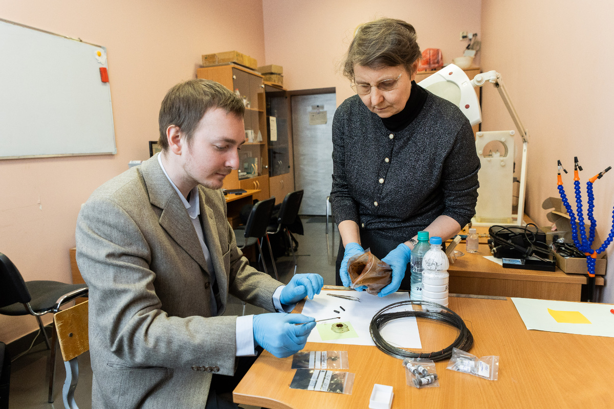 Методы, с которыми работают уральские физики — электрический взрыв проволоки, лазерное испарение мишени, метод искрового разряда. Фото: Родион Нарудинов / УрФУ.