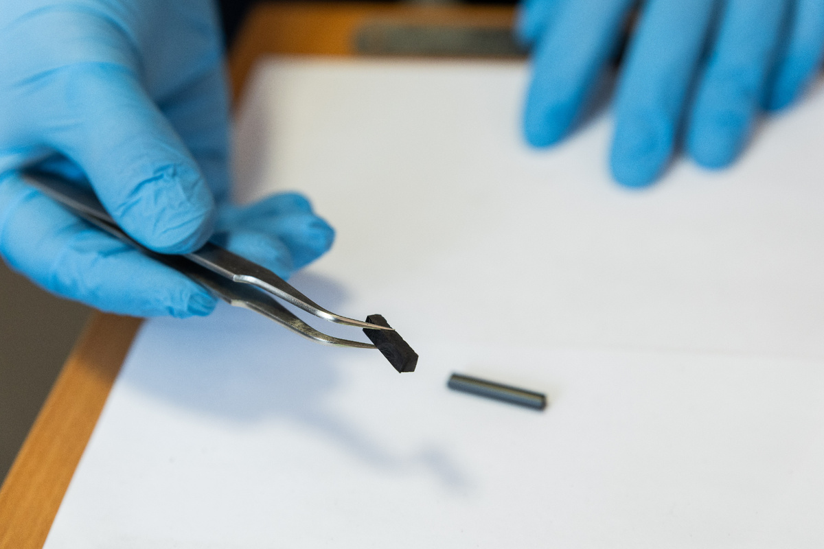 Образцы наночастиц получают электрофизическими методами. Фото: Родион Нарудинов / УрФУ.