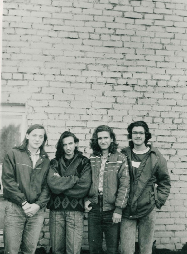 Студенты МАИ на крыше общежития. Неизвестный автор, сентябрь 1990 года, г. Москва
ул. Дубосековская, д. 13, архив Виктории Гуриной.
