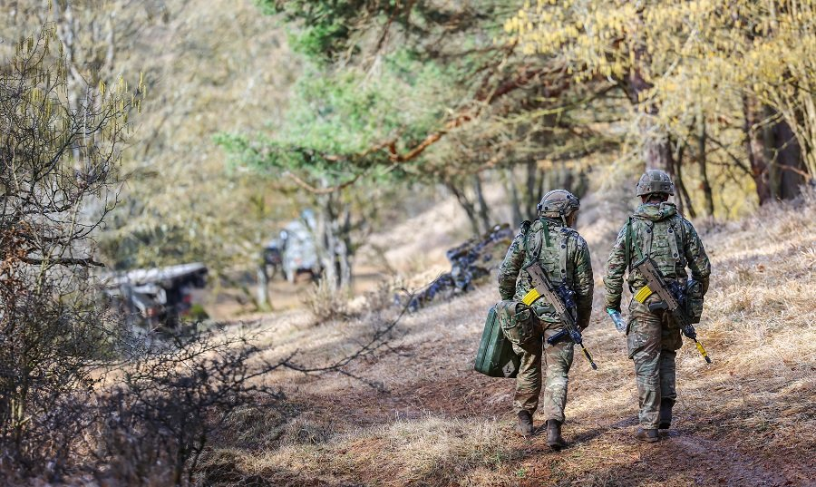 Британские солдаты во время учений стран НАТО - Фото: HANNIBAL HANSCHKE/EPA/TASS