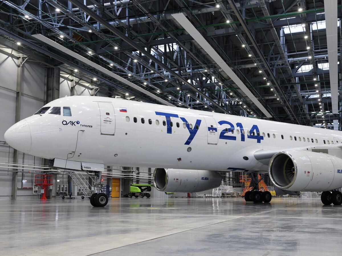    Самолет Ту-214 с современным отечественным комплексом бортового радио-электронного оборудования и комплектующими | © РИА Новости / Пресс-служба ОАК