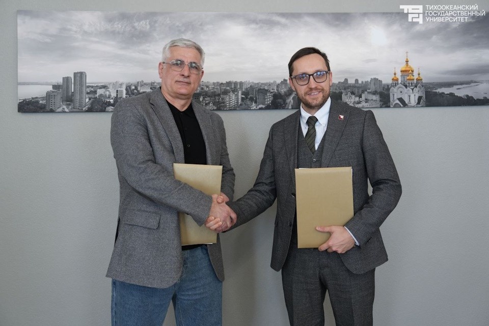    Соглашение подписали ректор ТОГУ Юрий Марфин (справа) и проректор по стратегическому развитию ХТУ Турпал-Али Хазбулатов Фото: ТОГУ