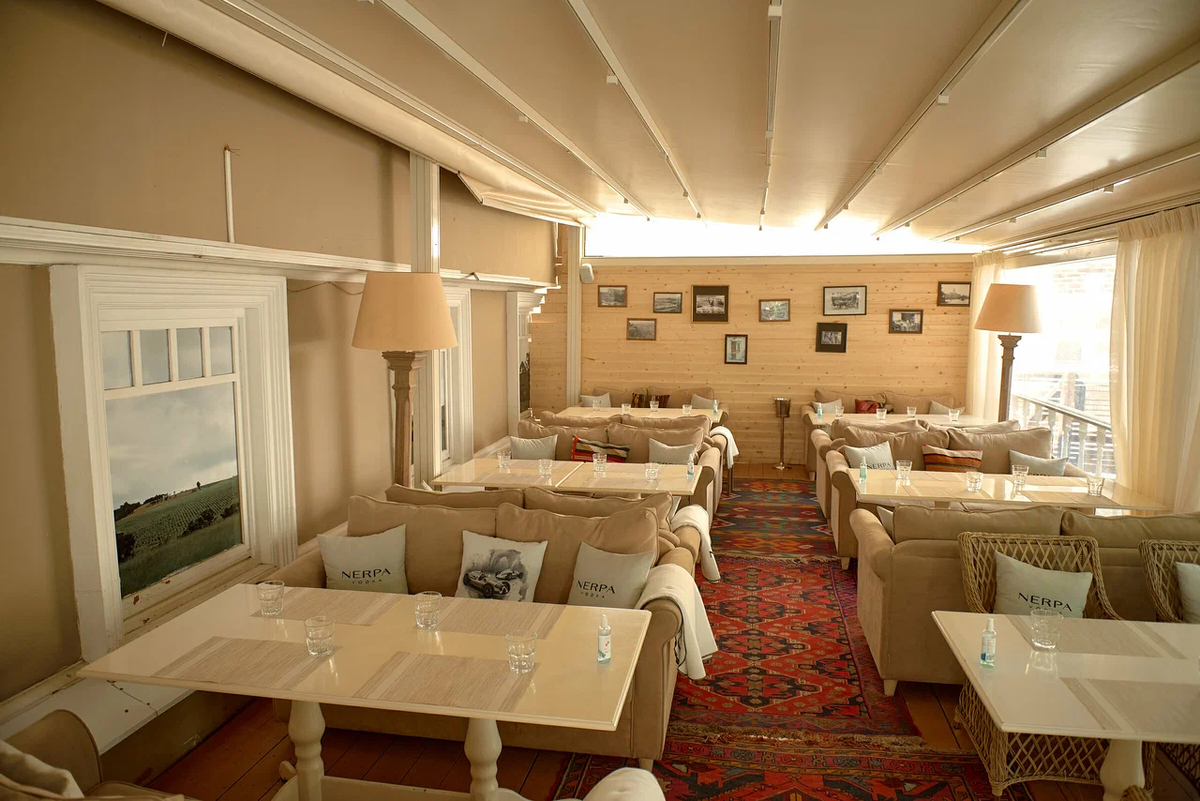 Диваны от ТЕХНОбар в ресторане Эларджи, фото с Яндекс-карт