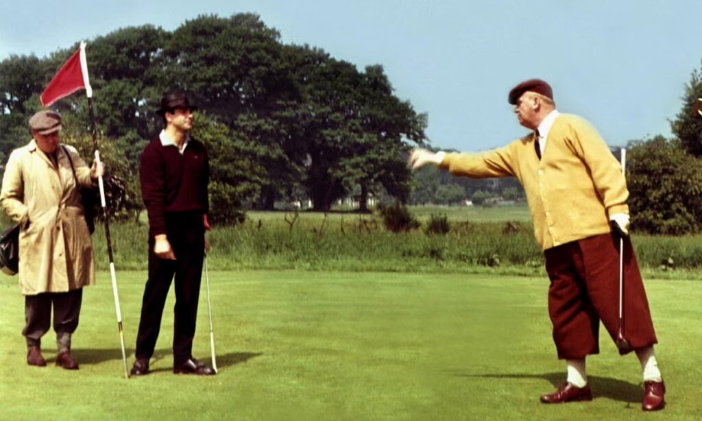 Джеймс Бонд (Шон Коннери) и Голдфингер (Герт Фрёбе) играют в гольф в фильме 1964 года по роману Яна Флеминга. Фотография: United Artists/Sportsphoto/Allstar