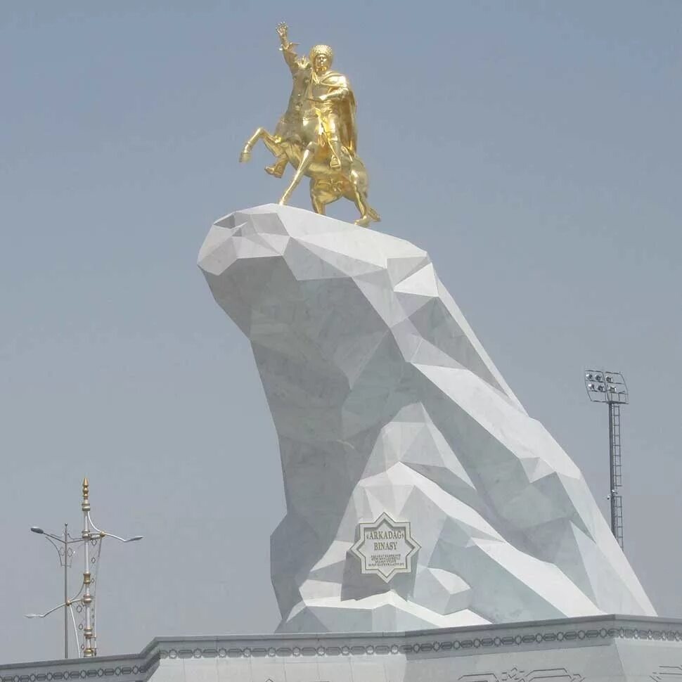 Одна из золотых статуй в честь Президента Туркмении (галерея фото)