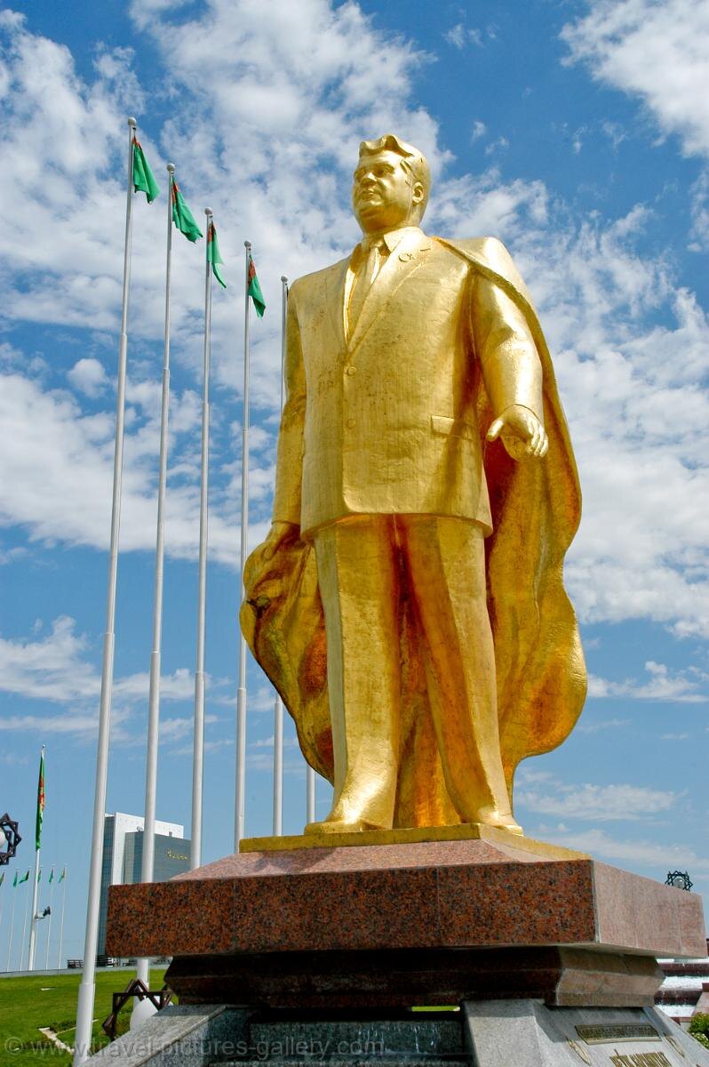 золотые статуии всему, что так любит президент (галерея фото)