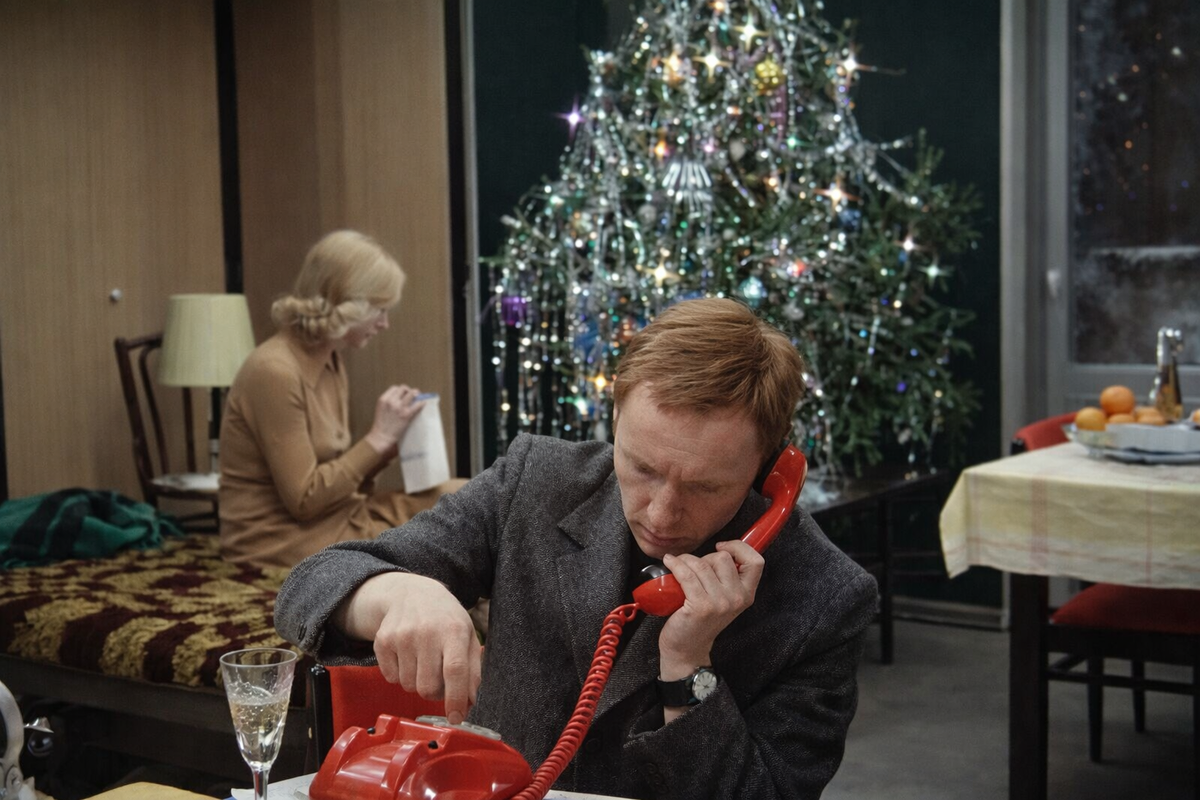 "Записывайте адрес: Ленинград, 3-я улица Строителей, дом 25, кв. 12!"