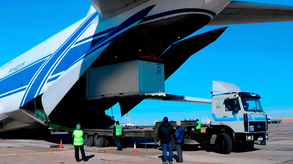 Погрузка морского контейнера в самолет