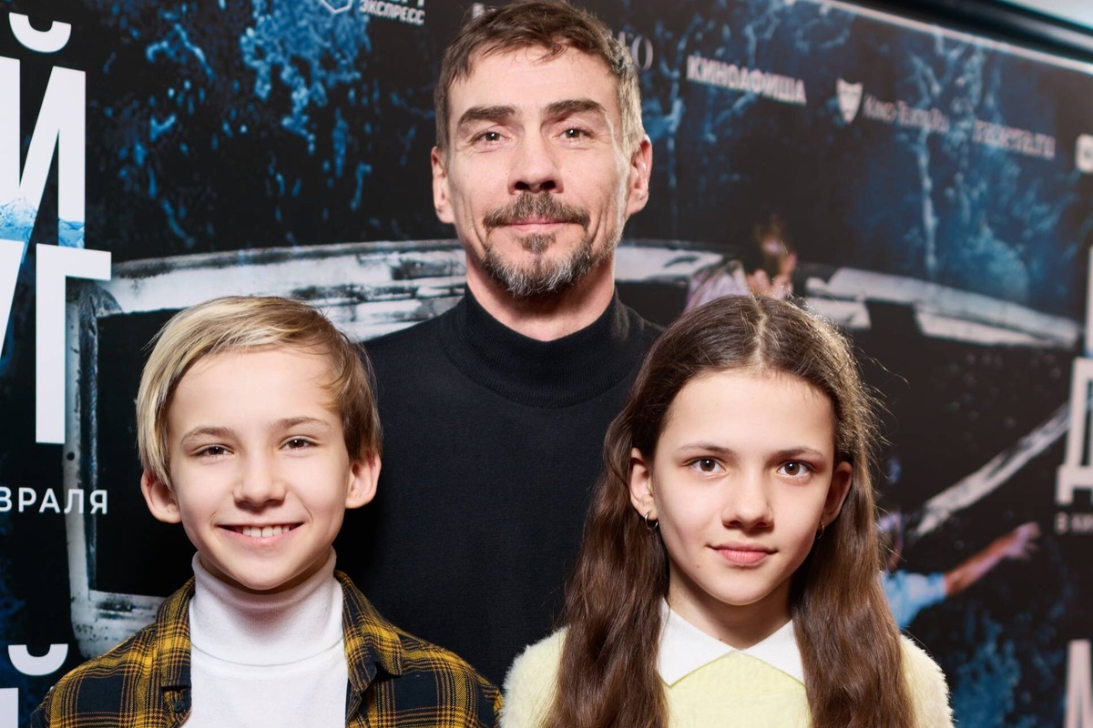     Редкий выход: Денис Никифоров вместе с двойняшками Вероникой и Александром появился на премьере в Москве