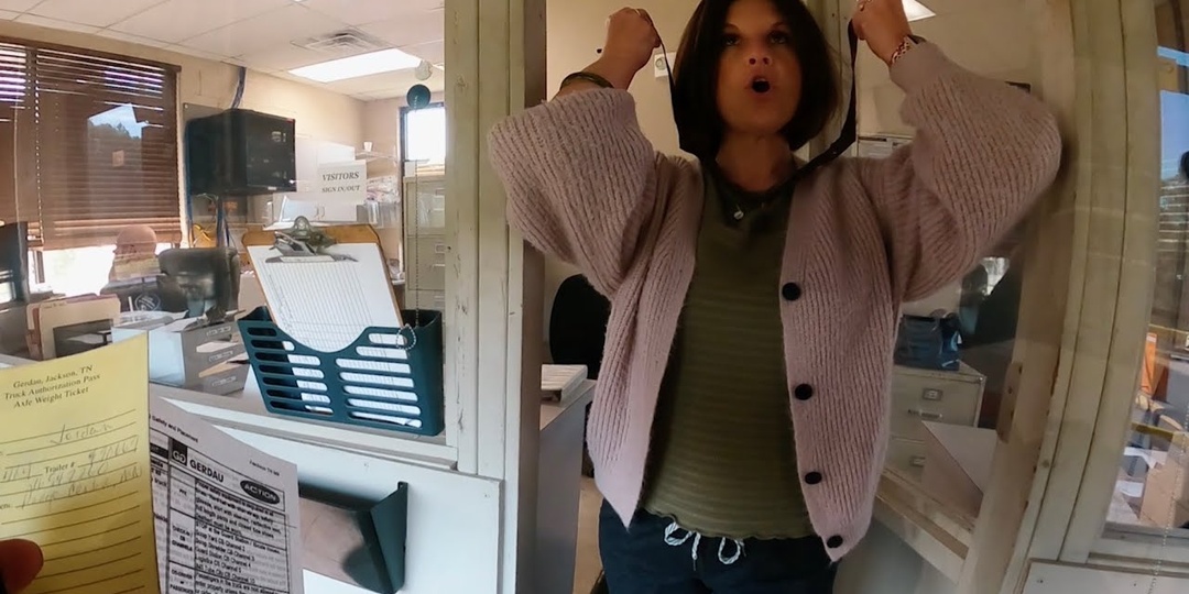 Американка Сара приехала в Питер и решила, что здесь опасно. После ночи в поезде и русской бани она извинилась