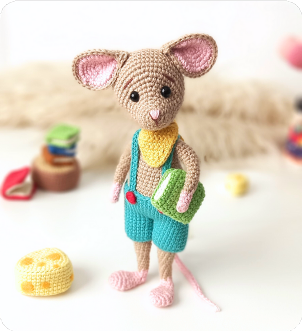 Процесс вязания и рекомендации
Уровень сложности: НАЧАЛЬНЫЙ / СРЕДНИЙ
Эта схема требует, чтобы вы обладали навыками вязания амигуруми крючком. Важно, чтобы вы знали все столбики, используемые в этом проекте, и связанные с ними техники.
Эта игрушка задумана и спроектирована как декоративное амигуруми, поэтому внутри у нее предусмотрено подвижное крепление (шарнир). Если вы планируете создавать их для использования в качестве игрушки для маленьких детей, я рекомендую не делать подвижные соединения и не использовать безопасные глазки.
Для того чтобы можно было надеть какой-либо костюм или одежду, важно, чтобы игрушка была подвижной (с шарнирами) и с отъемной головой, так вы сможете легко разместить аксессуары.
Если вы используете материалы, указанные в этой схеме, готовый размер игрушки будет примерно 22 см. В любом случае, вы можете использовать пряжу и крючок по своему усмотрению, учитывая, что это, а также плотность вашего вязания, повлияет на окончательный размер амигуруми.
Способ вязания — по спирали и по кругу. Помните, что по окончании каждого круга вы должны закрыть ряд 1 соединительным столбиком, сделать 1 воздушную петлю и в то же место начать первый столбик без накида нового ряда. Также вам нужно будет вязать поворотными рядами для изготовления некоторых аксессуаров; помните, что при таком способе вязания по окончании каждого ряда вы должны сделать воздушную петлю, повернуть вязание и начать вязать новый ряд.
Некоторые вспомогательные изображения указаны в схеме словом "Imagen" (Изображение), за которым следует номер, например, Изображение 1.
Внимательно проверьте инструкции и подготовьте все указанные материалы перед началом работы.

