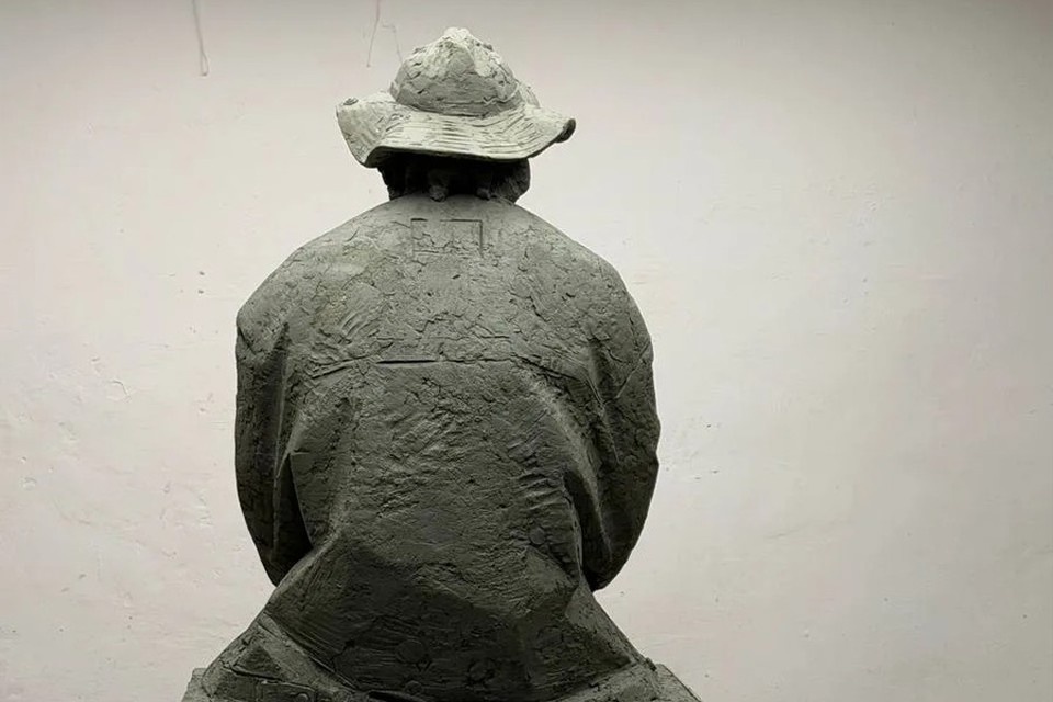    Скульптура изображает режиссера сидящим в пустом вагоне трамвая. Фото: пресс-служба администрации Екатеринбурга