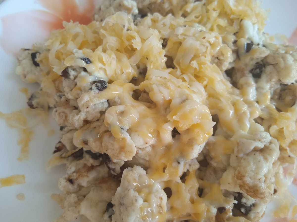 Готовый омлет с кешью и сыром.