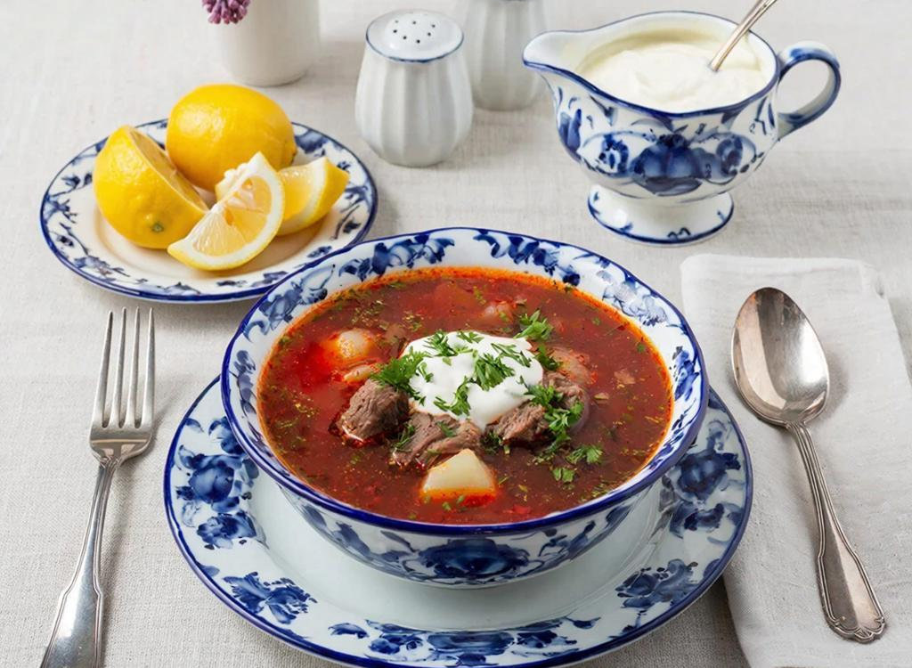 Борщ классический ярко красный со свеклой.    «Создано с использованием искусственного интеллекта».