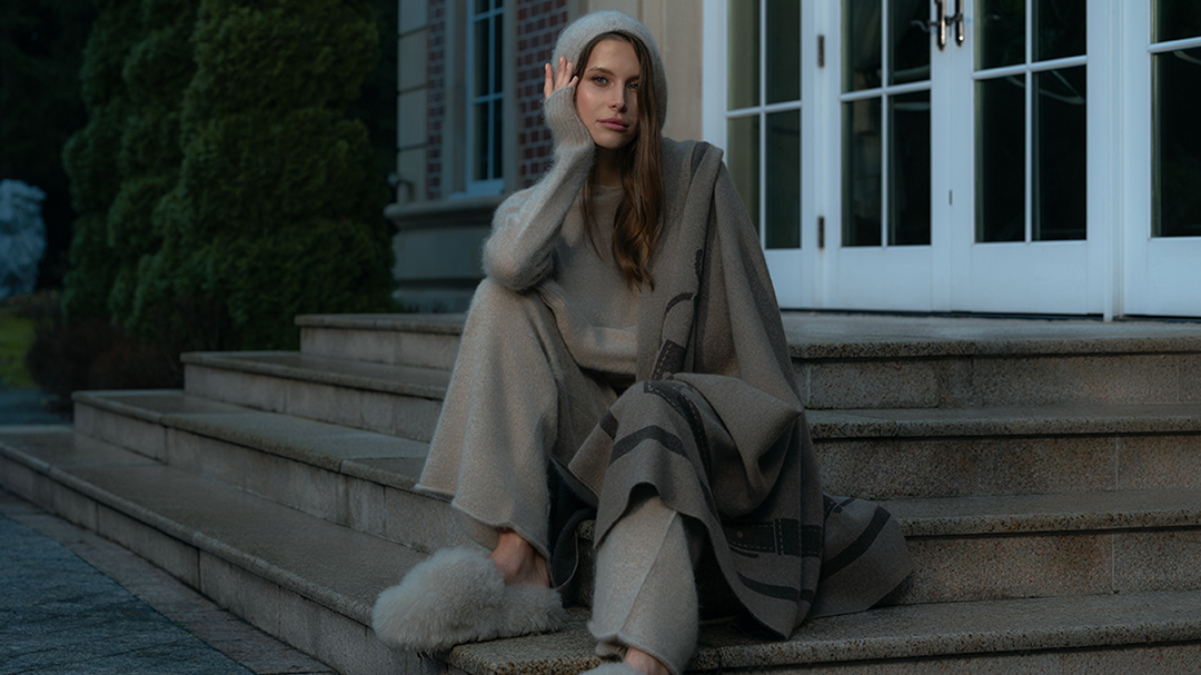 Худи и брюки «Мерсетт», тапочки «Элиа» 