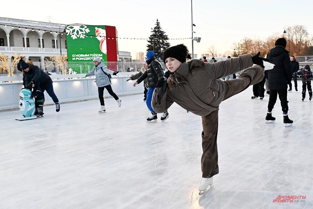    Мастер-класс фигуристки Александры Трусовой на катке Северного речного вокзала Фото: АиФ/ Эдуард Кудрявицкий