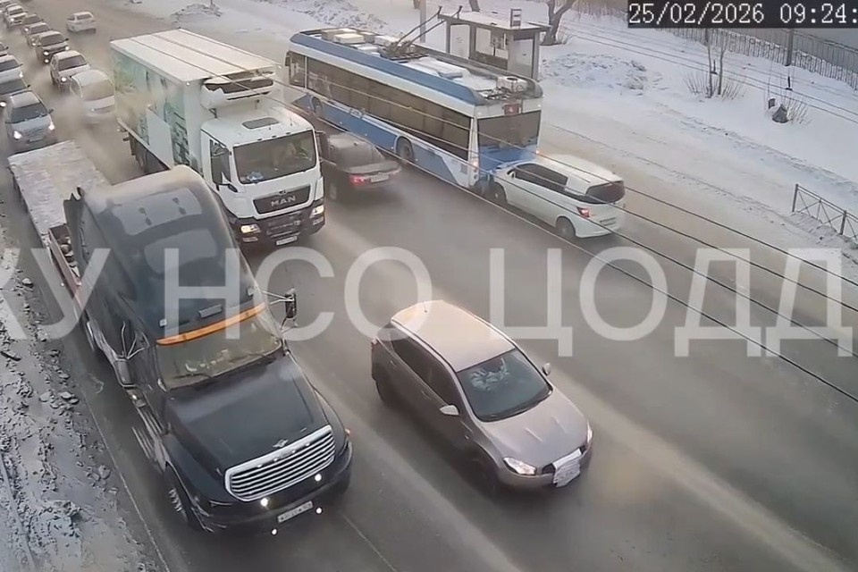    Водитель не успел вовремя затормозить. Фото: стоп-кадр из видео пресс-служба ГКУ НСО ЦОДД.