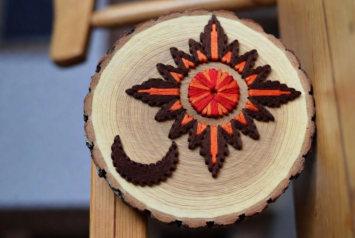    Солнце на спиле: древний хантыйский оберег, выжженный своими руками. Греет лучше батареи.   nashgorod.ru