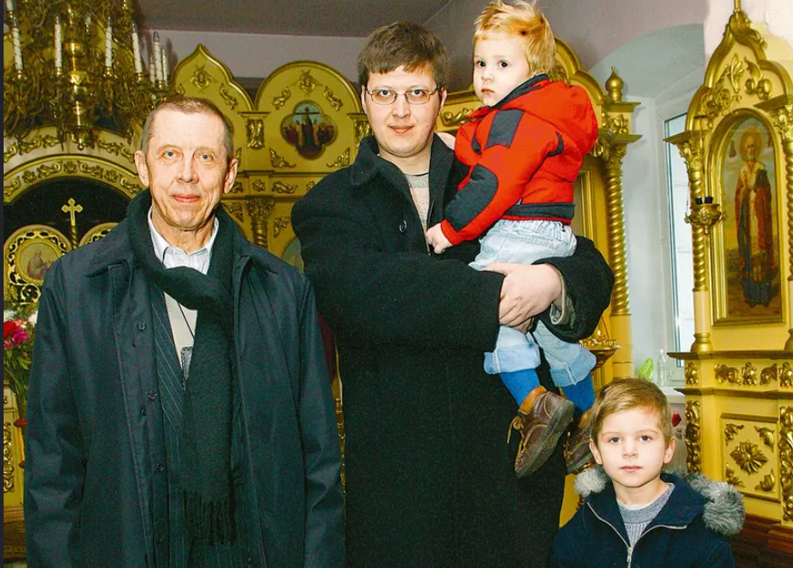 Денис сотцом и сыновьями. Фото: Андрей Эрштрем
