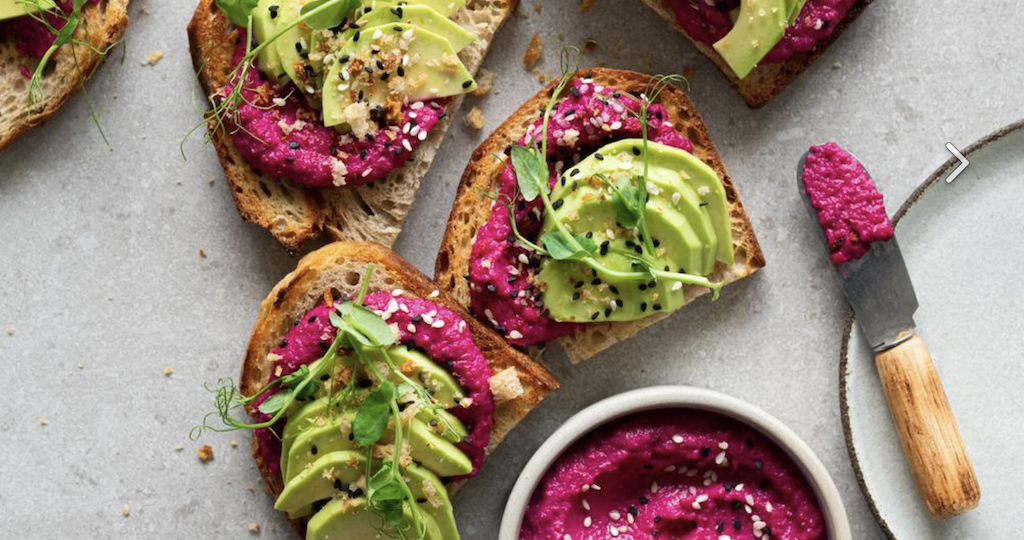 Тосты со свекольным хумусом