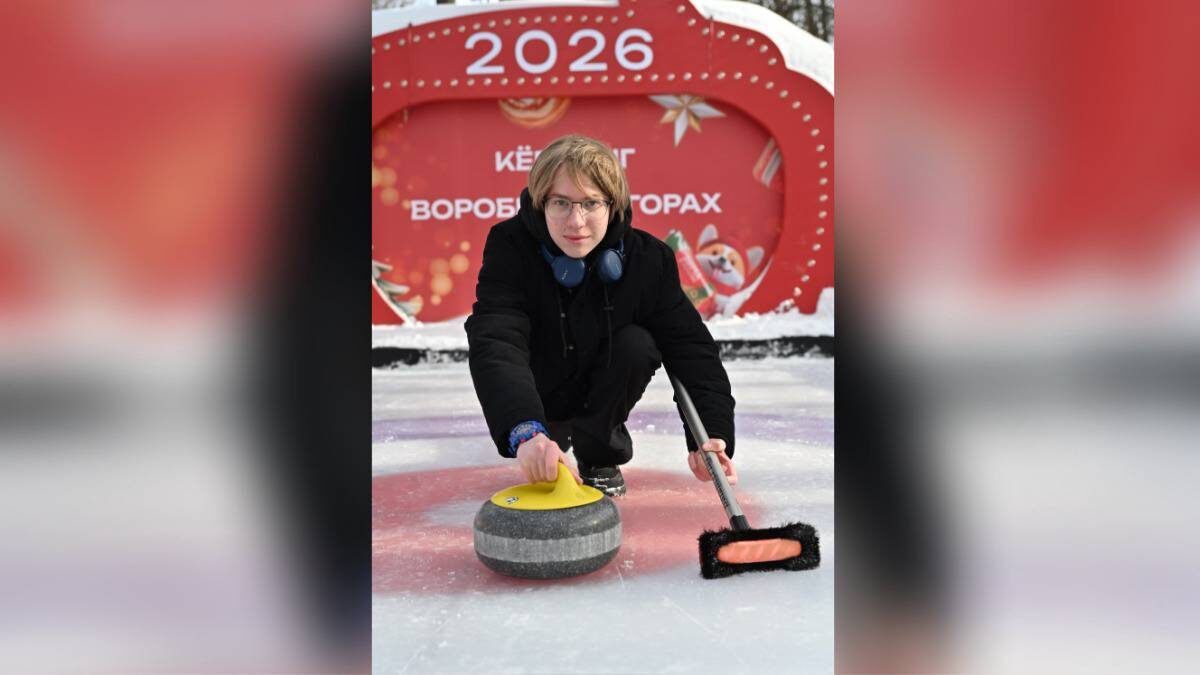    Участник «Недели керлинга» на Воробьевых горах Михаил Колтаков. Этим видом спорта он начал заниматься четыре года назад / Фото: Александр Кочубей / Вечерняя Москва