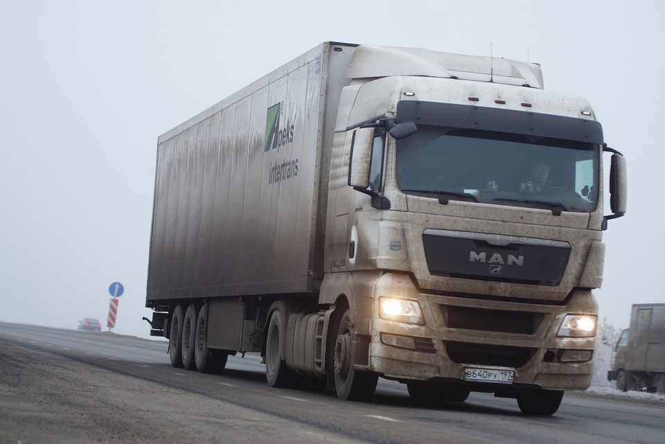    Также ограничения для большегрузов будут действовать с 20 мая по 31 августа при сильной жаре Алексей БУЛАТОВ