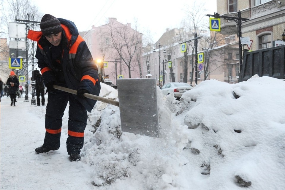    Зимой дворник в Петербурге - самая нужная профессия. Юлия ПЫХАЛОВА