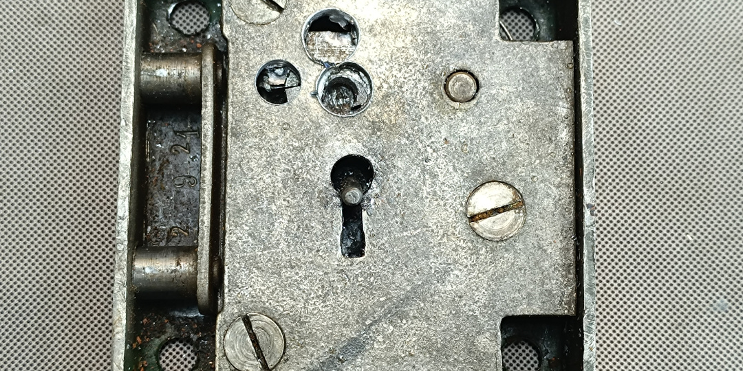 Замо́к на выброс. Но есть нюанс.