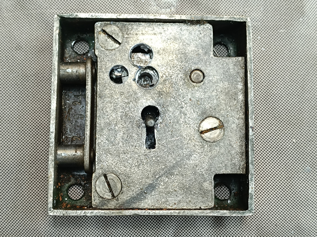 Сверлили в трёх местах, согнули шток. 