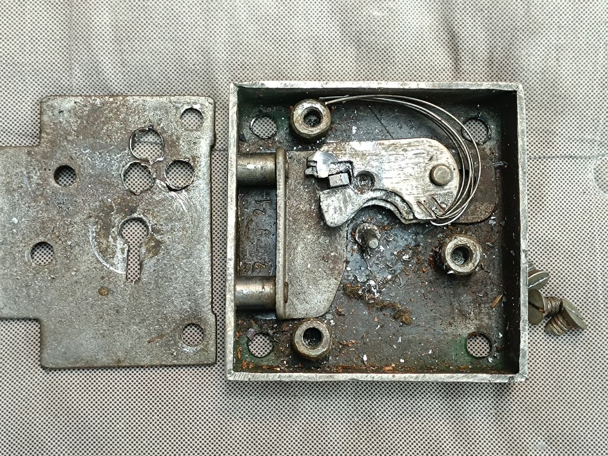 Вид внутри. Верхней сувальды часть просто отвалилась.