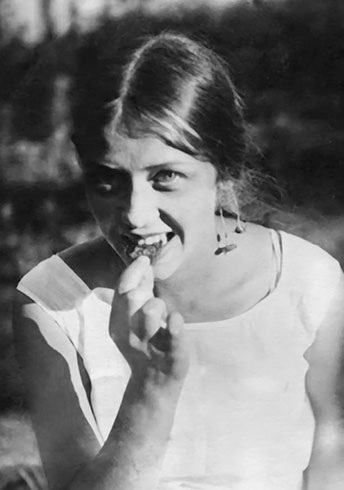 Антонина Пирожкова в юности. 